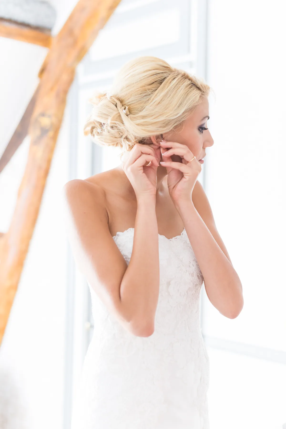 Photo mariage Savoie – préparatifs mariée boucles d'oreilles mariage champêtre
