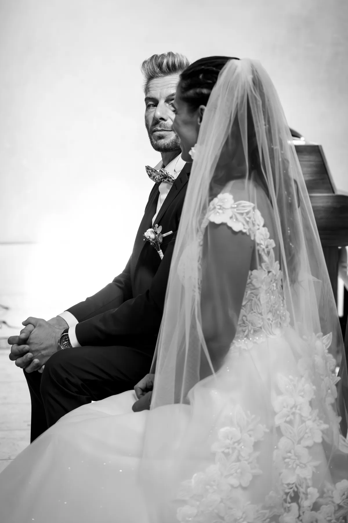 Le marié regarde la mariée à l'église