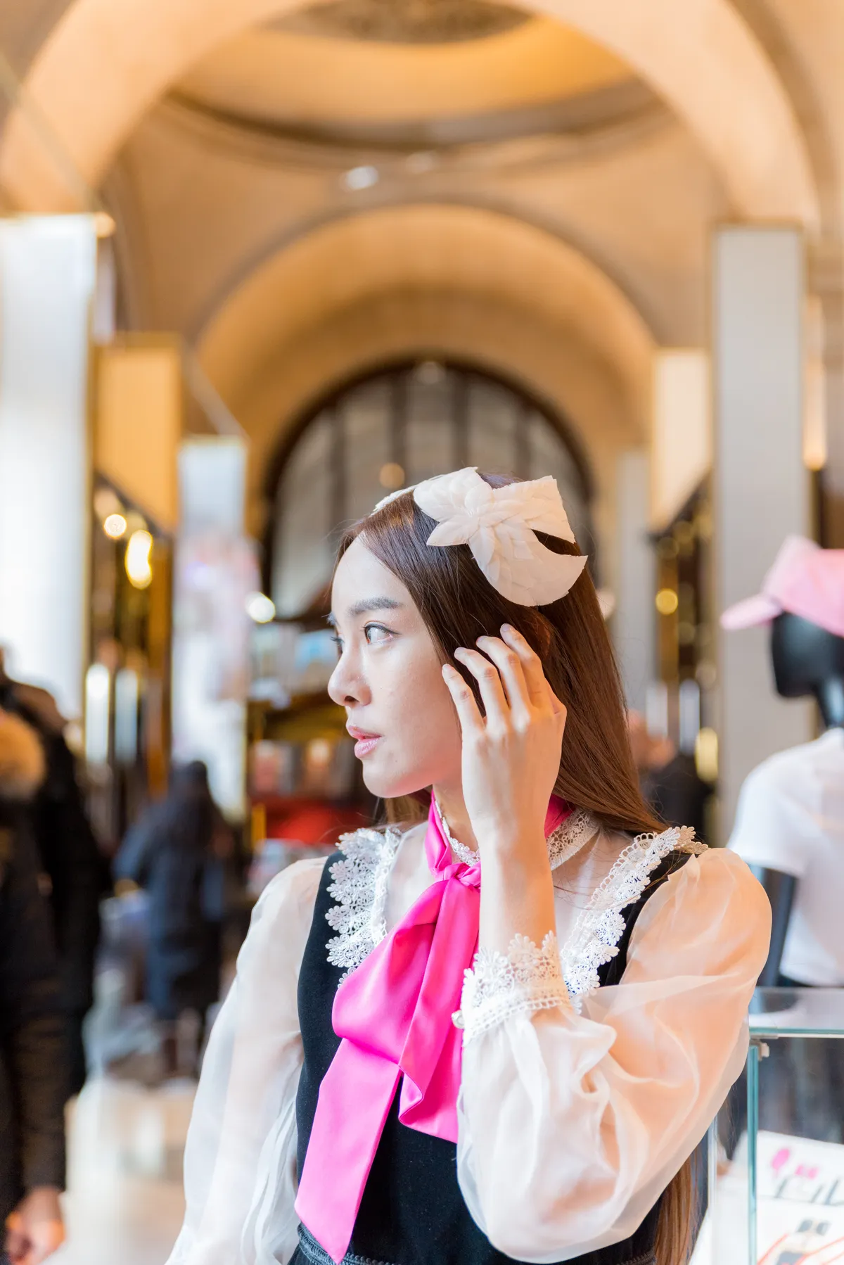 Photographe - jeune femme dans une boutique élégante