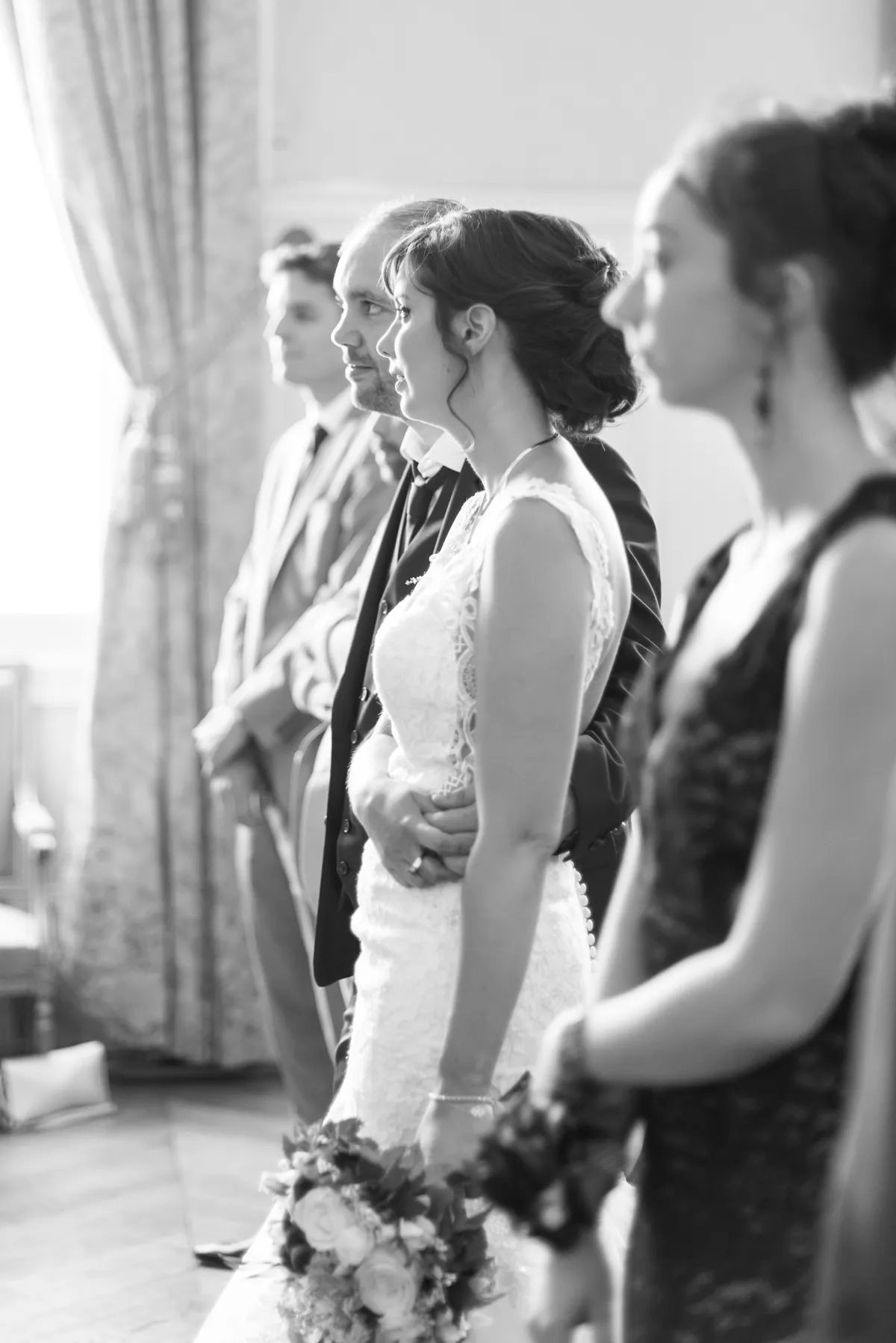 Photographe mariage Savoie – mariés écoutent le maire cérémonie civile