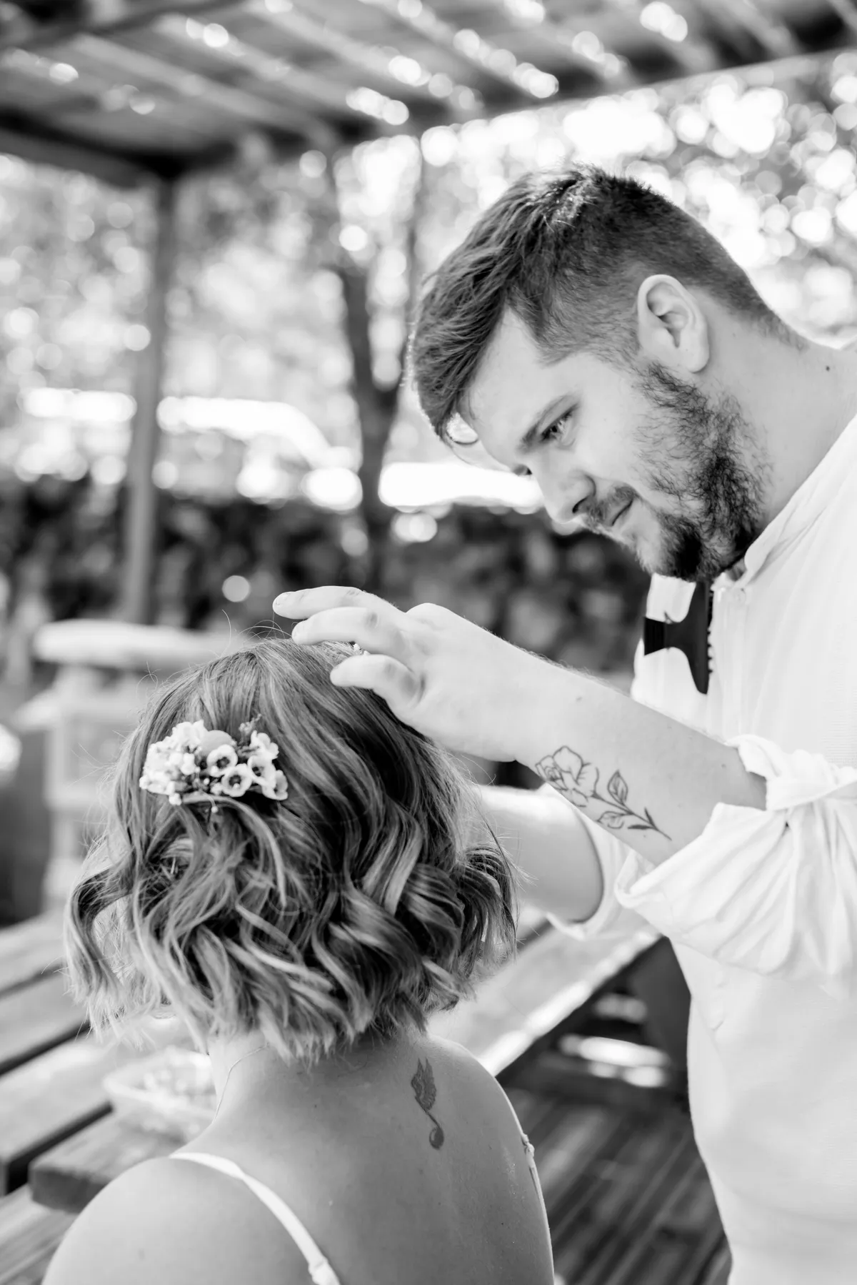 Photographe mariage Savoie – détail coiffure fleurs coiffeur replace cheveux mariée