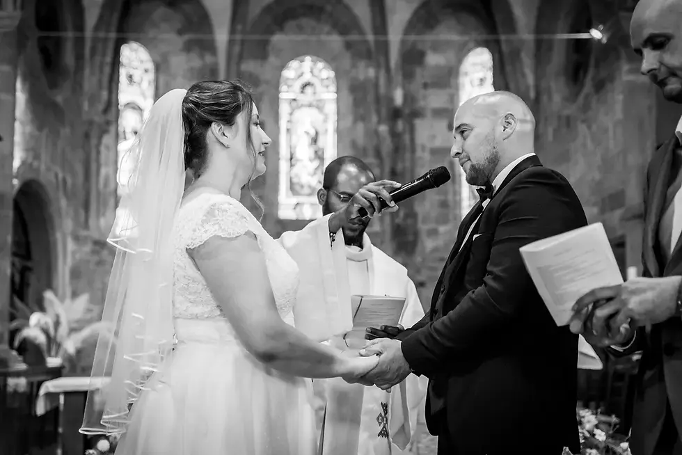 Photographe mariage Yenne – cérémonie religieuse prêtre et mariés église