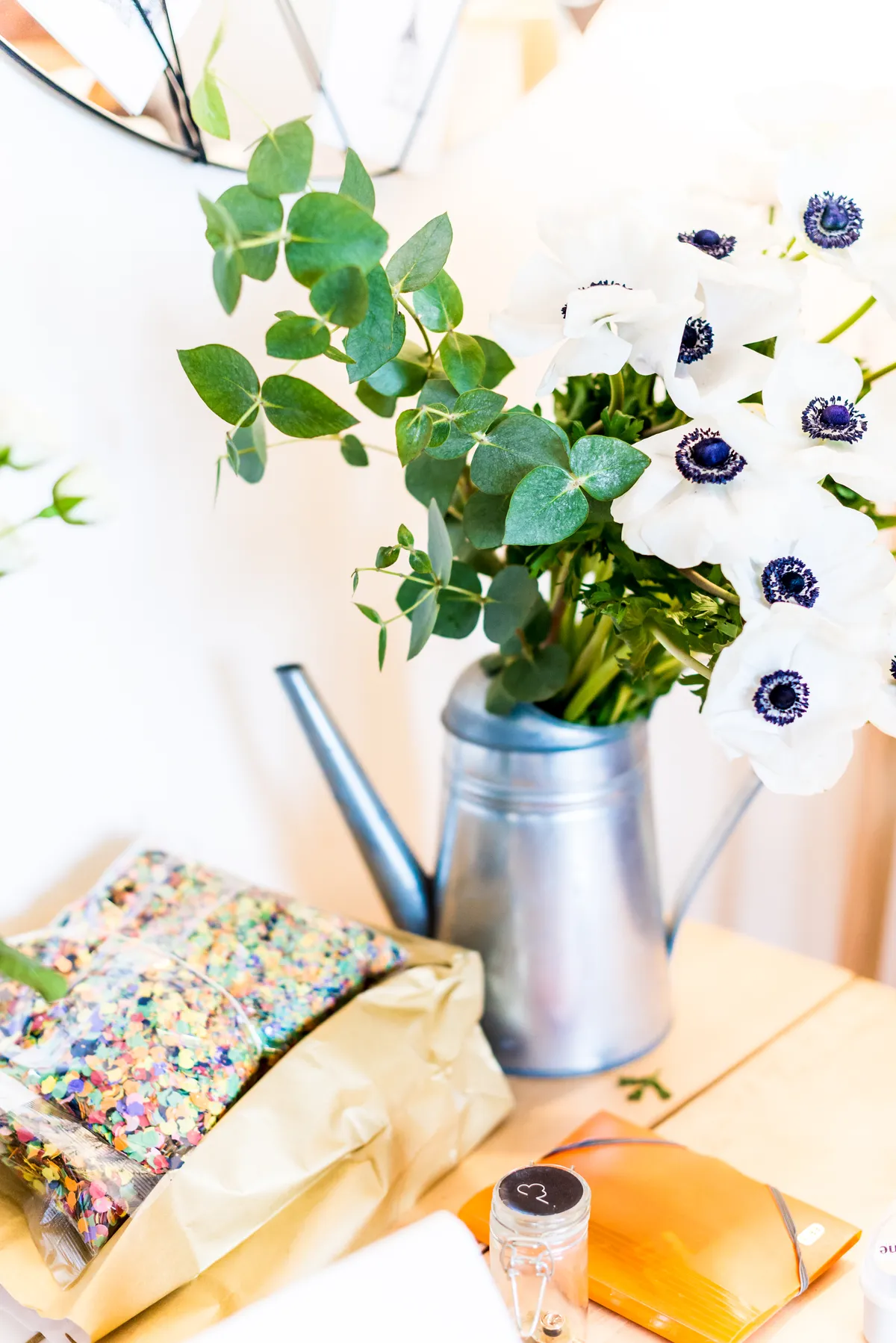 Photographe mariage Savoie – détail confettis fleurs préparatifs mariage