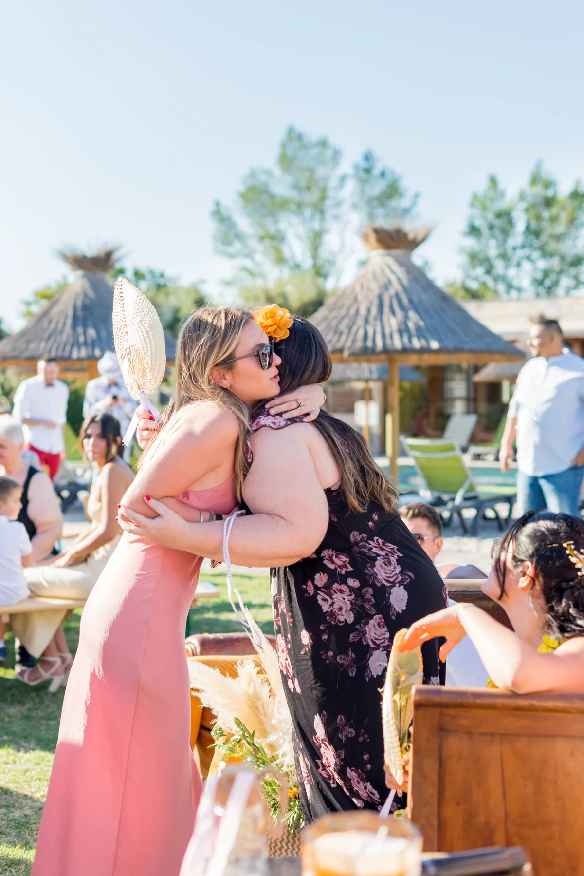 Photo mariage Savoie – embrassade invités cérémonie laïque