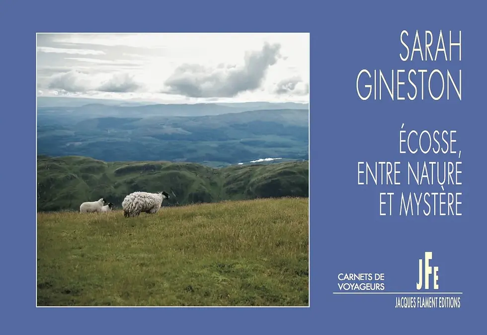 Couverture livre de photos - Deux moutons broutent sur une colline en Écosse sous un ciel nuageux. Texte: Sarah Gineston, Écosse: Entre nature et mystère.