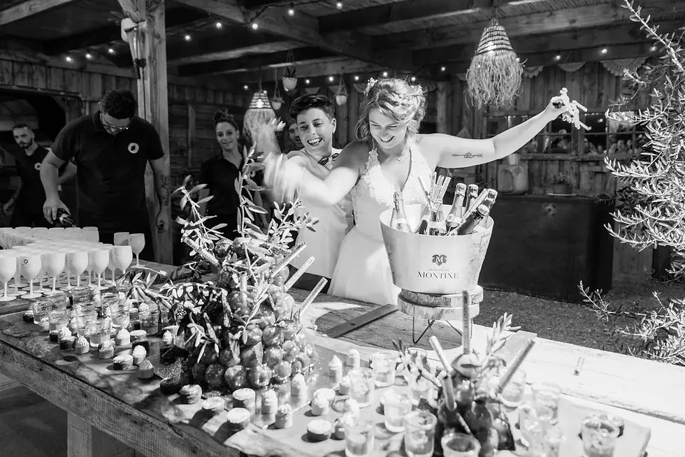 Photo mariage – découpe gâteau mariées soirée domaine Provence