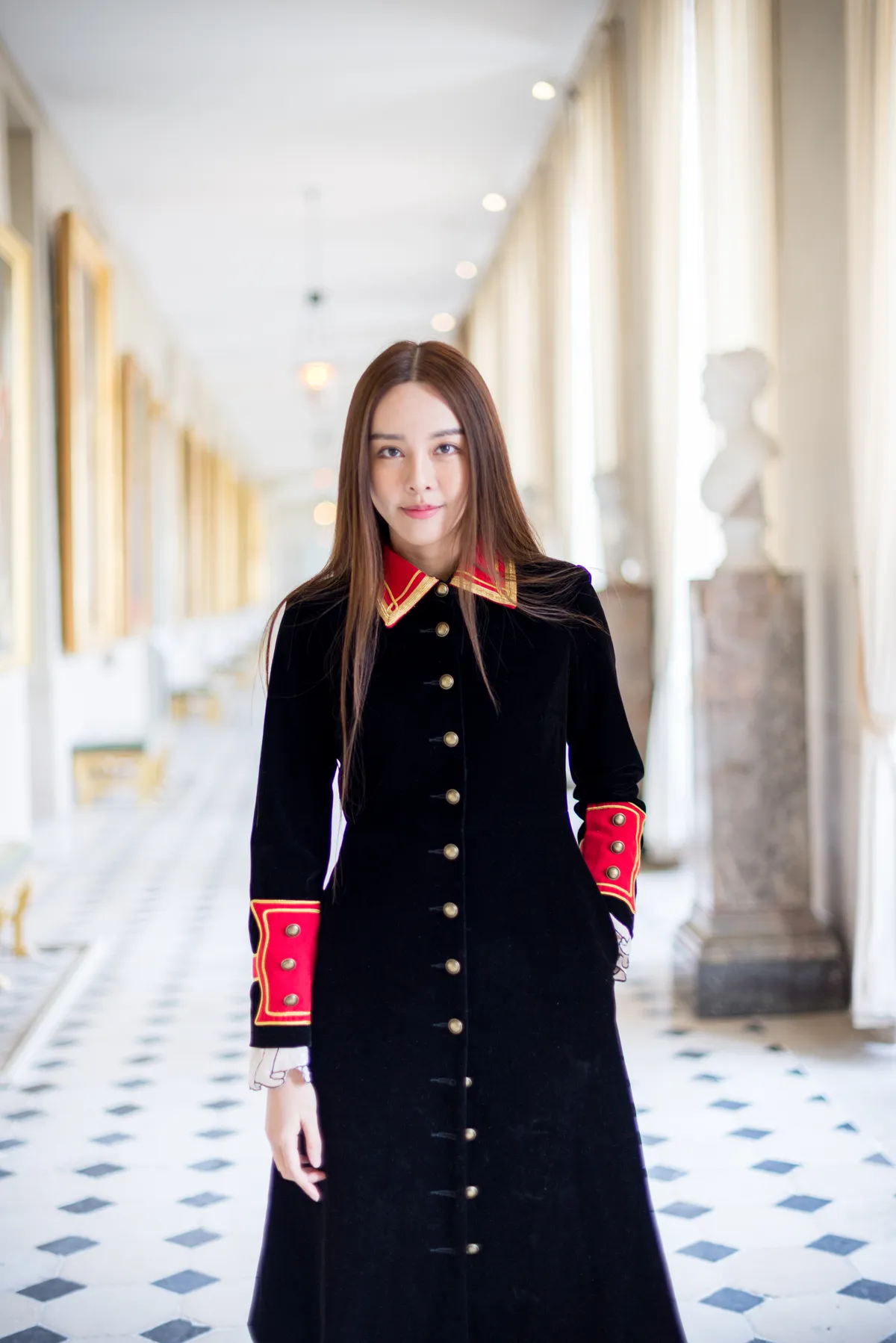Portrait photo - jeune femme dans les allées du Château de Versailles