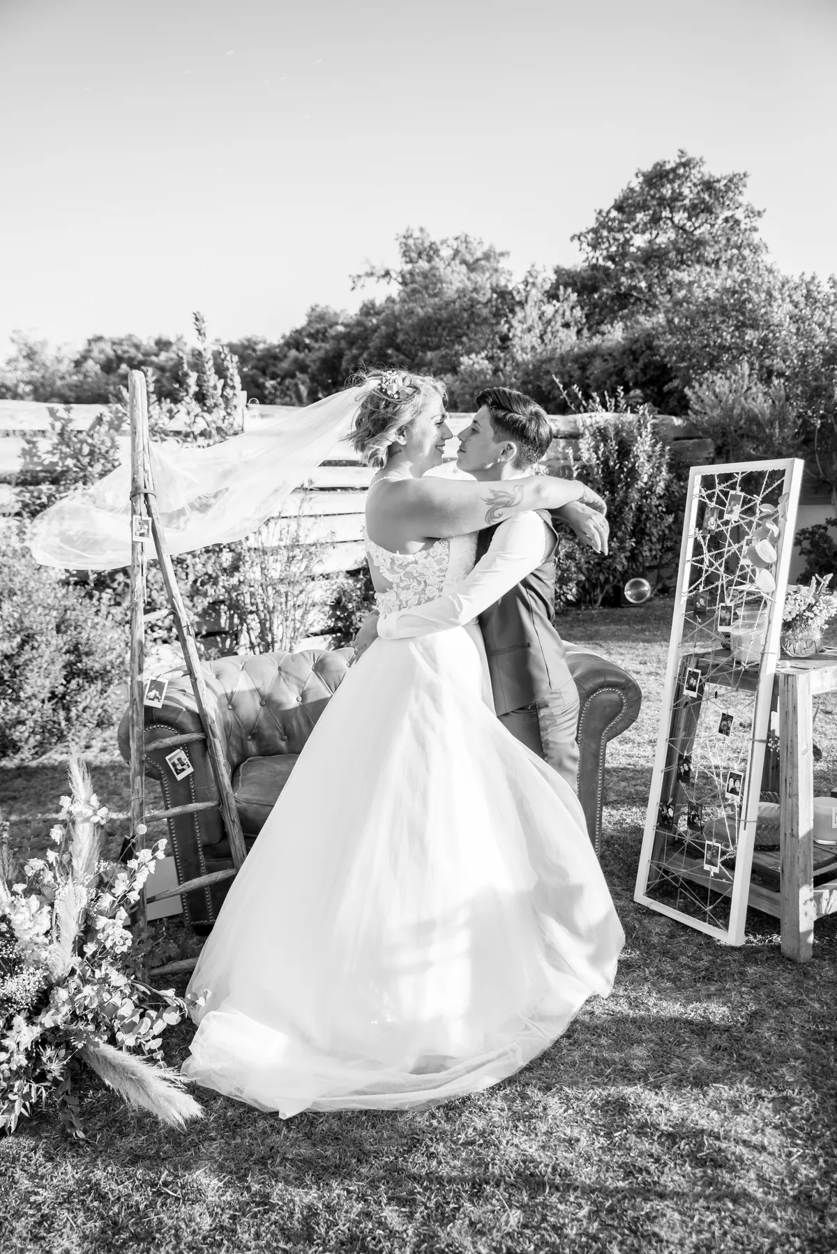 Photographe mariage Savoie – couple mariées regard amoureux