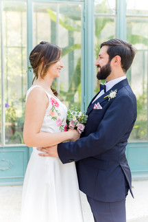 Photo de couple complice et lumineuse – reportage photo mariage naturel à Annecy et Aix-les-Bains