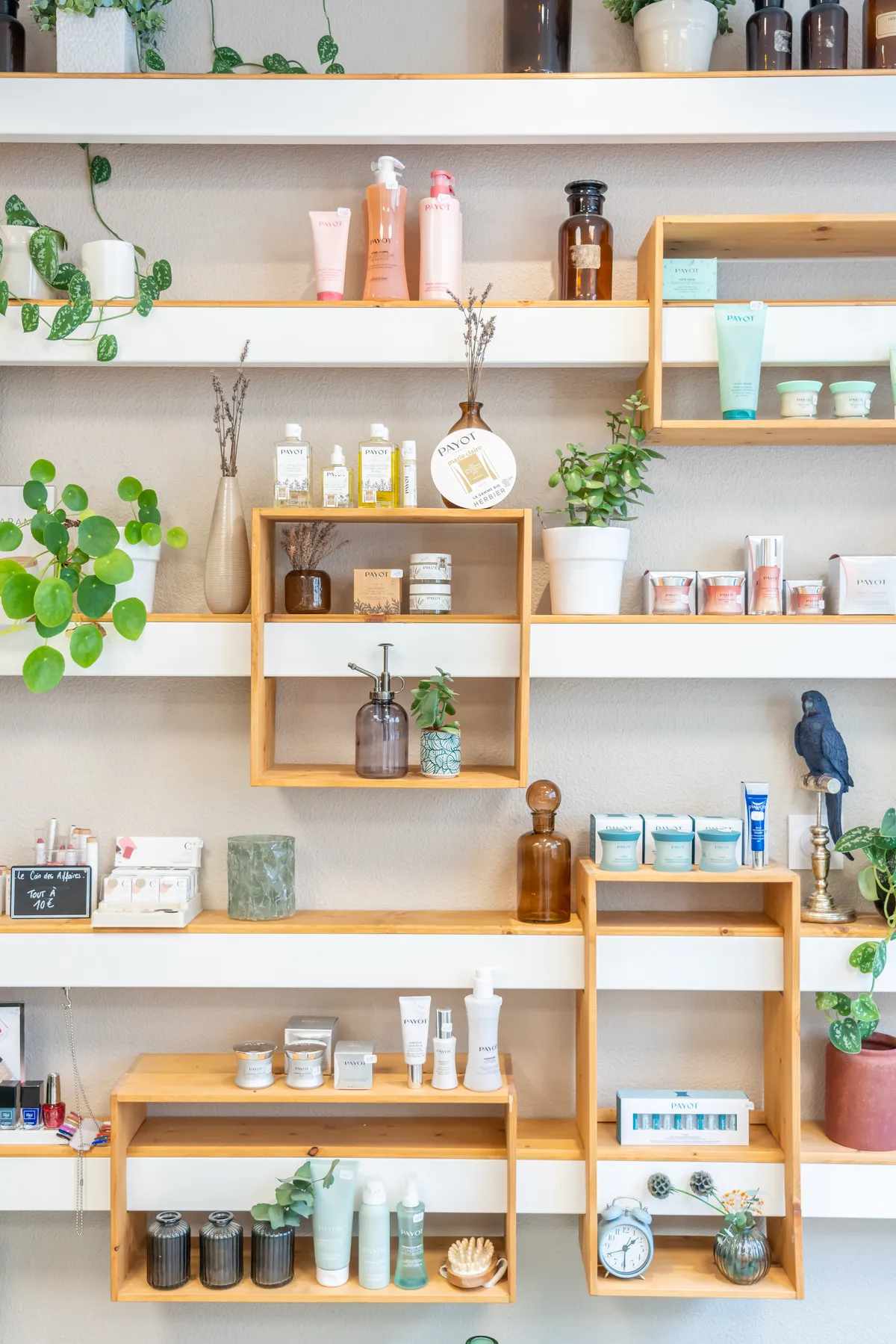 Photographe entreprise Aix-les-Bains – étagères produits soins vente institut beauté