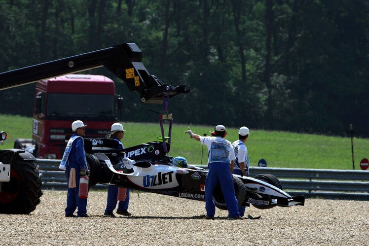Tracté par la grue pour boucler son reve. (©Motorsport Images)