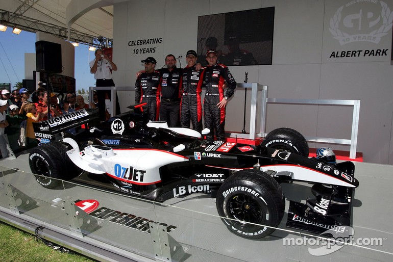 En attendant la nouvelle PS05, Minardi débutera la saison 2005 avec la PS04B. De gauche à droite derrière la monoplace: Chanoch Nissany, Paul Stoddart, Patrick Friesacher et Christijan Albers (©Motorsport Images)
