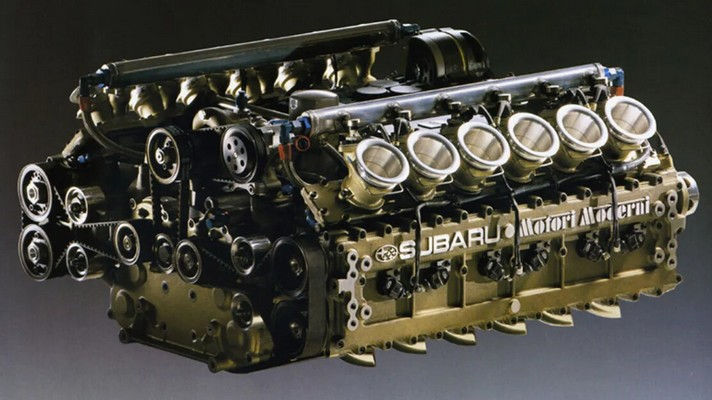 Large et bien imposant, le V12 italo-nippon. Les quelques bruits circulaient qu'il partageait certains éléments avec les anciens blocs Alfa-Romeo conçus également par Chiti. Vrai ou pas vrai ?