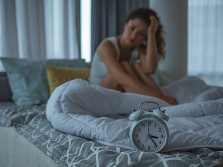 Mujer joven, triste y preocupada, que sufre de insomnio y un trastorno del sueño, y necesita tratamiento con medicamentos psiquiátricos