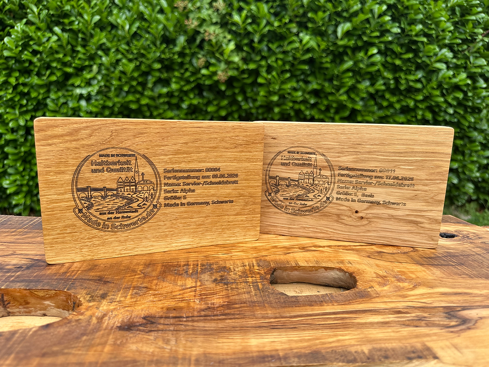 Miniaturbild: Personalisiertes Basis Schneidebrett auf Füßchen aus Deutscher Eiche