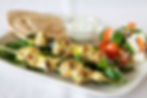 Souvlaki de pollo con Fattous.