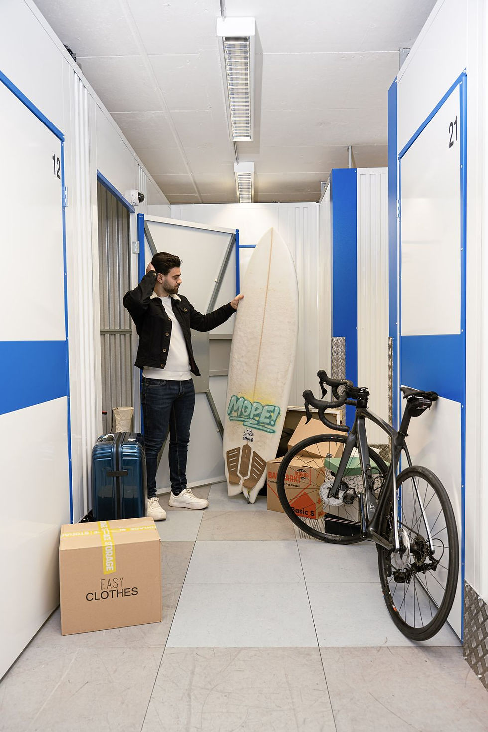 Lagerbox mit Rennrad, Surfbrett und Koffern zwischen zwei Wohnungen in Luxemburg