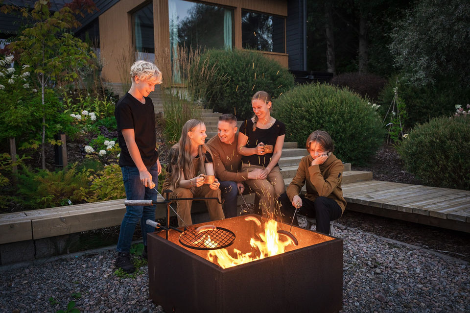 Valokuvaaja Helmiina Klasila Laukaa Jyväskylä perhekuva perhekuvaus nuotion äärellä