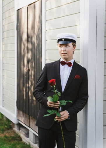 valmistujaiskuvaus, ylioppilaskuvaus luonnossa Jyväskylä Laukaa - valokuvaaja Helmiina photography - rippikuvaus - henkilökuvaus