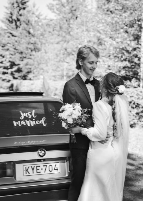 Helmiina Photography, hääkuvaaja Turku / Varsinais-Suomi, auton kanssa kuva