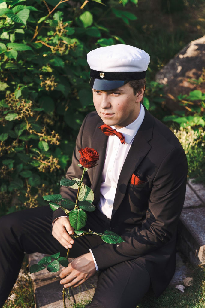 valmistujaiskuvaus, ylioppilaskuvaus luonnossa Jyväskylä Laukaa - valokuvaaja Helmiina photography - rippikuvaus - henkilökuvaus