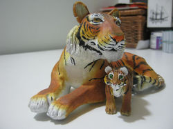 TIGRE Y CACHORRO VISTA FRONTAL