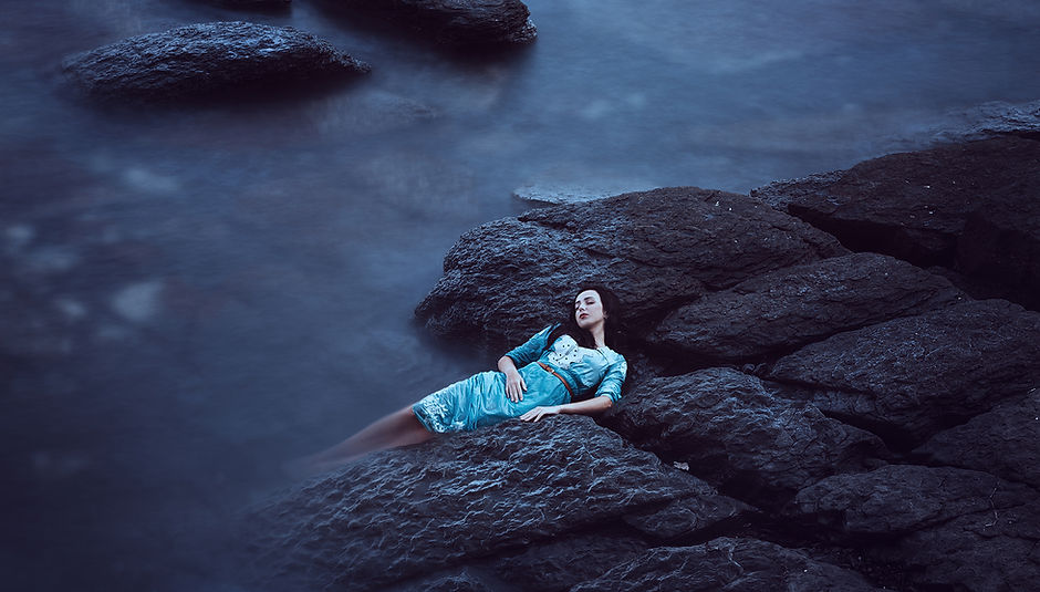 Frau ruht sich auf Felsen aus