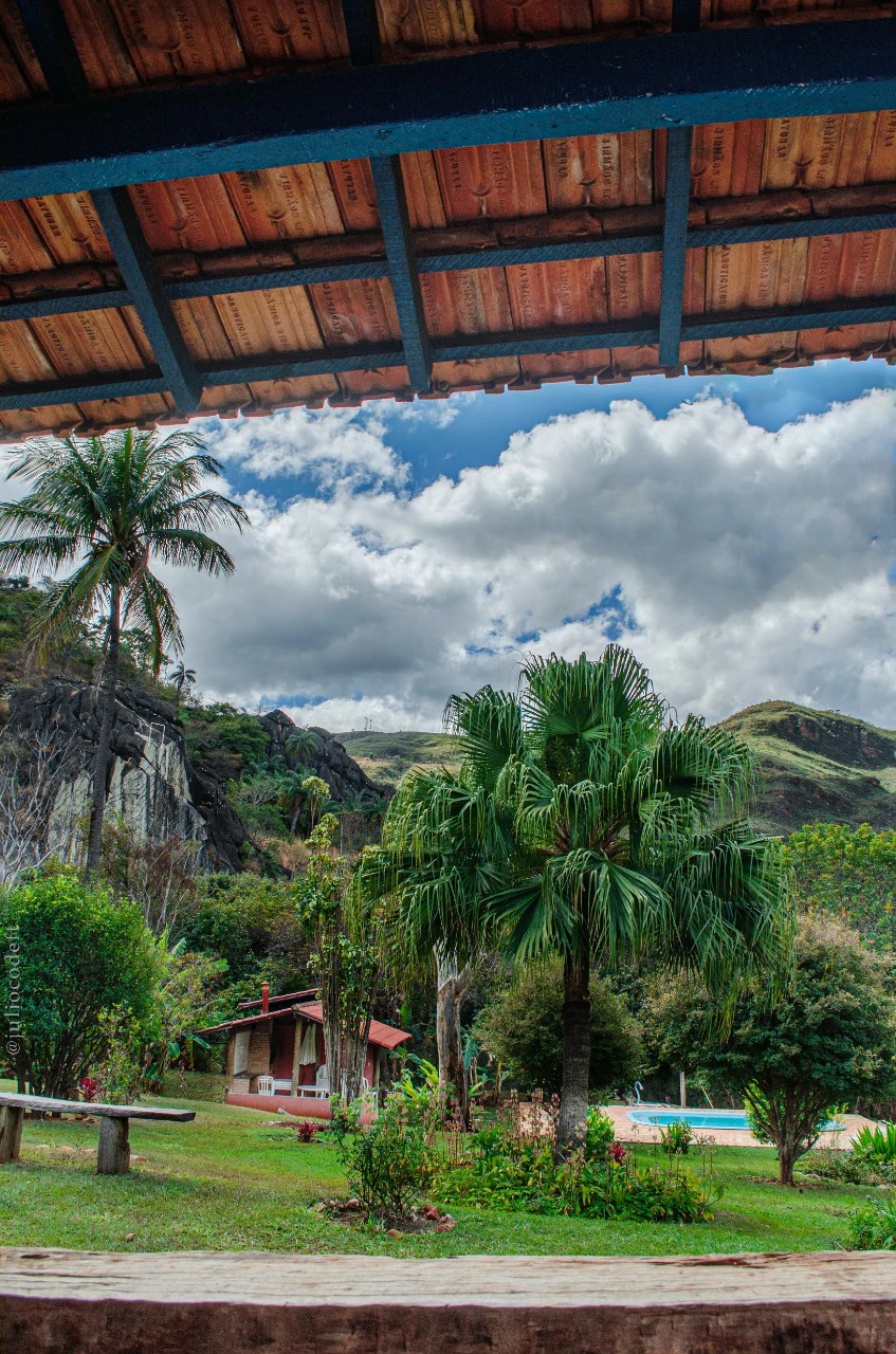 Vista do quarto para a area de piscina  da pousada Grande Pedreira