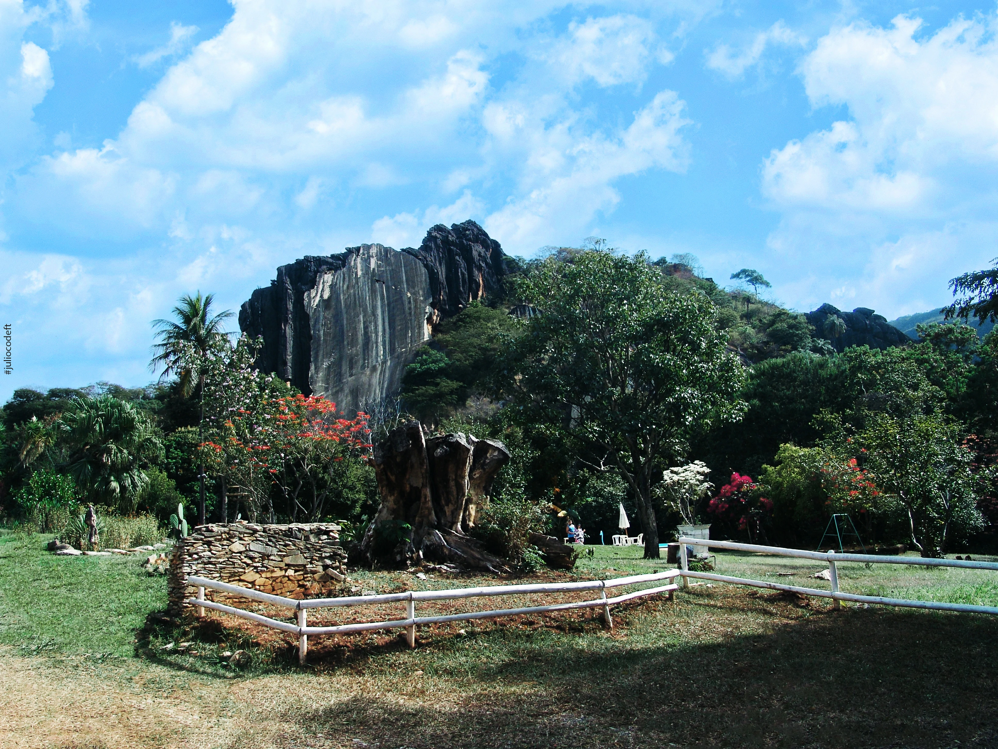 Vista da entrada  da pousada Grande Pedreira para o Morro da Pedreira, Esta parte da Pedreira é conhecida como G1