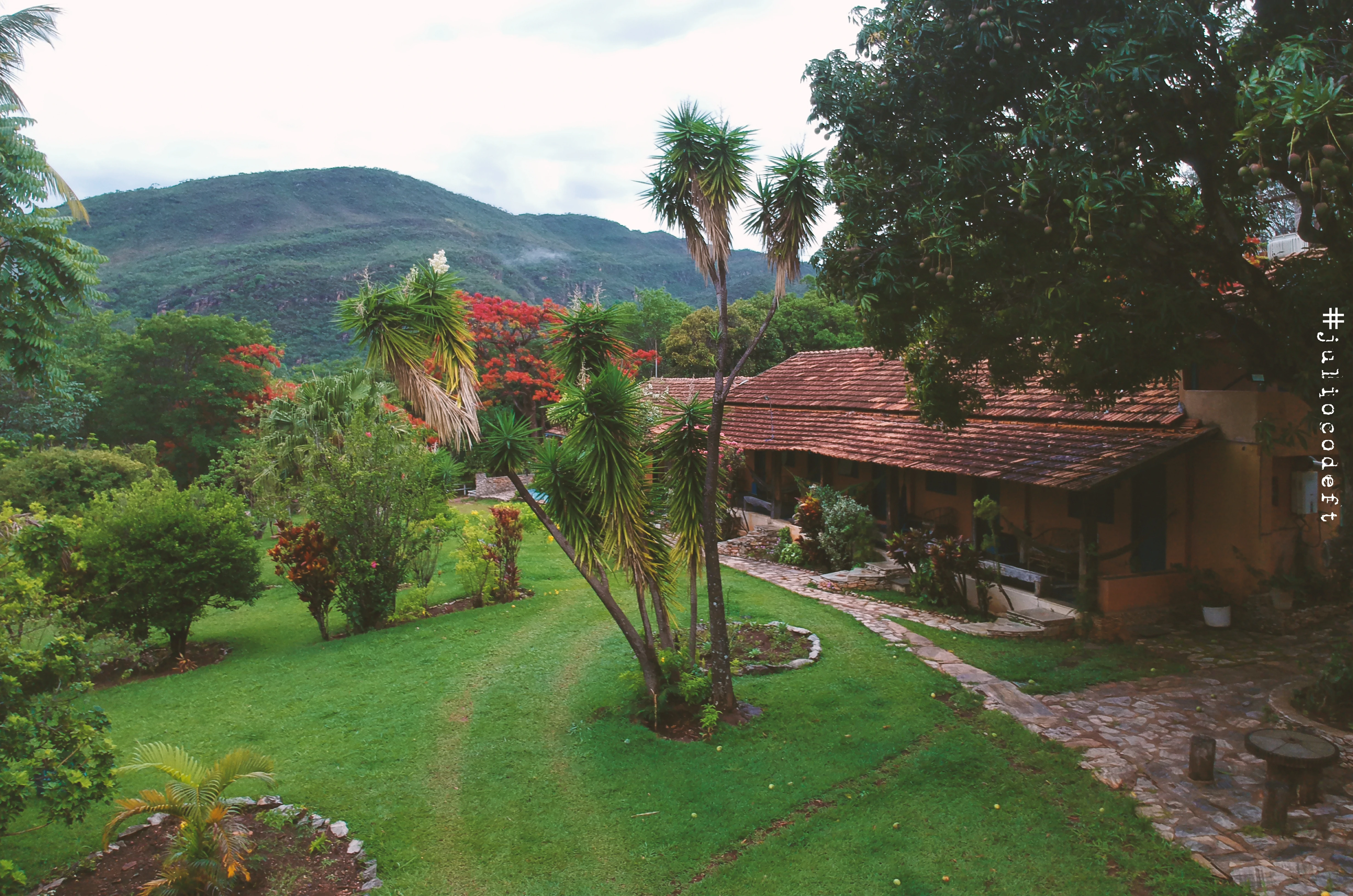 Jardim da pousada Grande Pedreira, de frente para o bloco dos quartos 04 a 08, na Serra doi Cipó