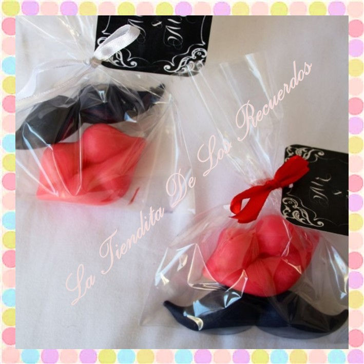 Miniatura: Beso y Bigote