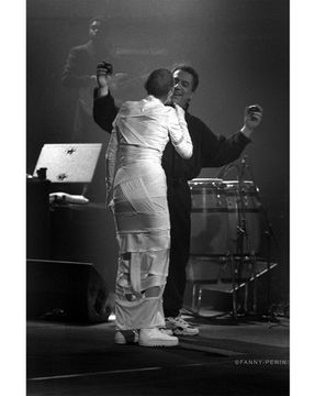 ©Fanny_Penin_Photographe-auteure-Artiste-visuelle_Photographies-et-tirages-argentiques_1999_Brigitte-Fontaine_Areski-Belkacem_Le-Trianon_Paris_concert