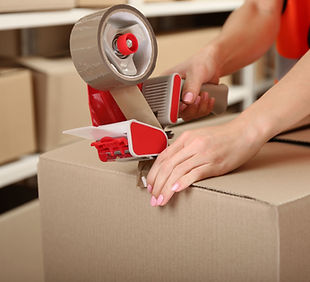 Person Taping Box bei Warehouse