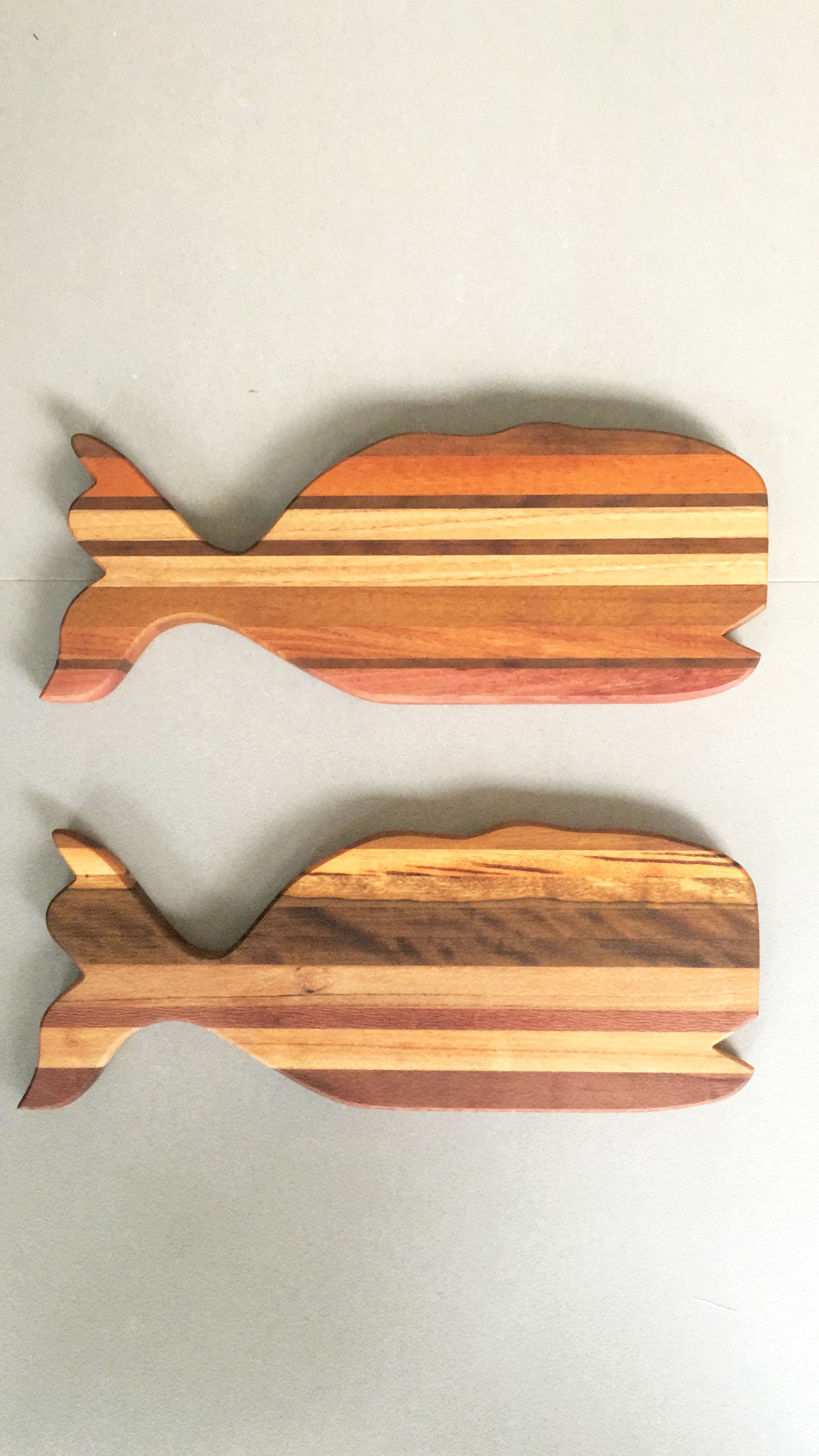 Tábua de servir ou corte com diferentes espécies de madeiras nobres