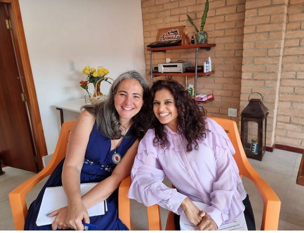 Elizangela Rubia e Priya Ganatra em evento sobre aromaterapia, realizado no Brasil.