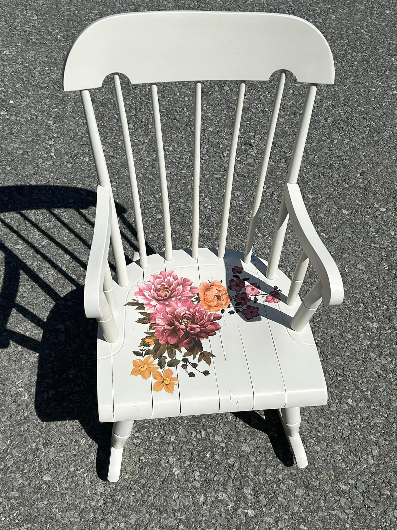 Chaise berçante antique pour enfant