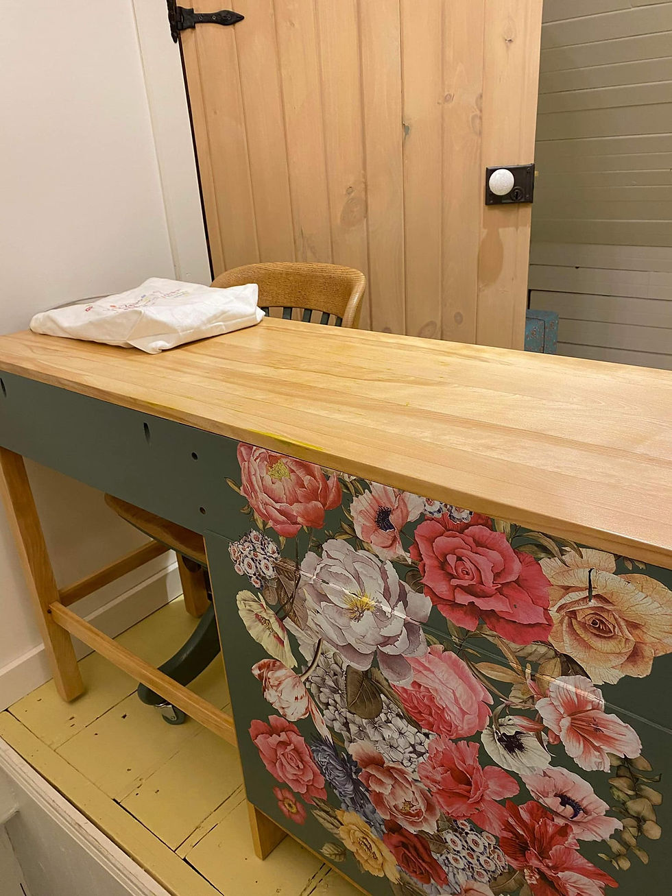 Thumbnail: Bureau de travail sauge et bois avec chaise (transfert d'image)