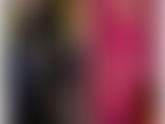 Christian Chávez utiliza traje de mariachi color rosa y con tenis en concierto.