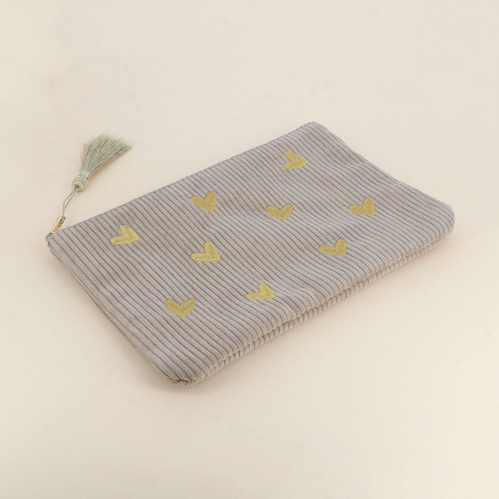 Pochette grigio con cuori