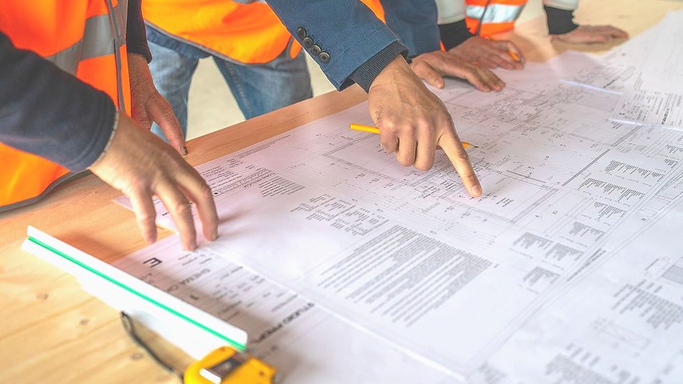 engenheiro lendo projeto de incêndio