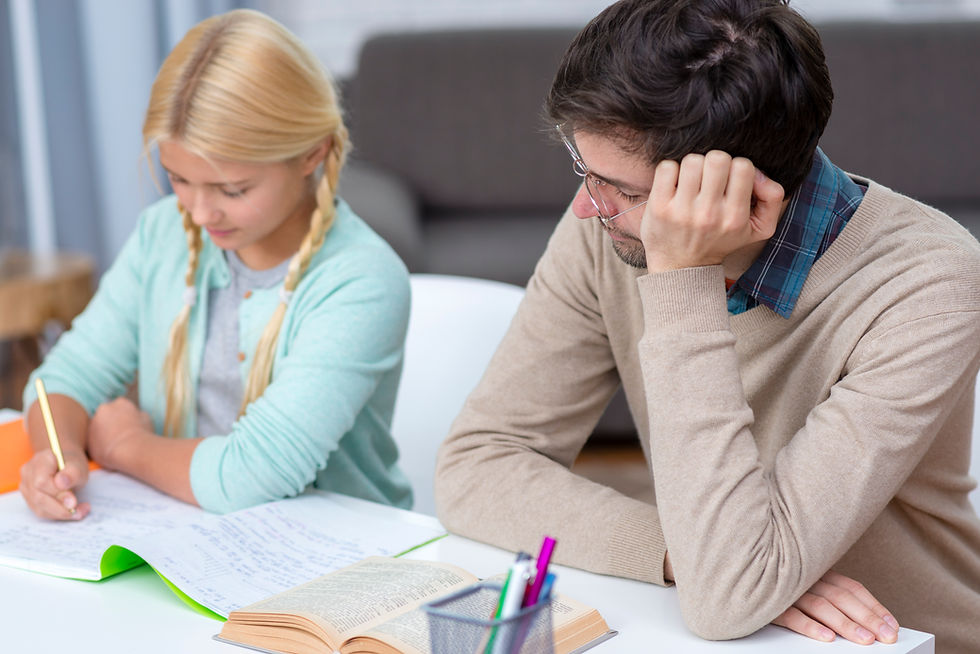 tutor-aburrido-y-nina-aprendiendo.jpg