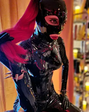 Catsuit latex et cagoule ponytail