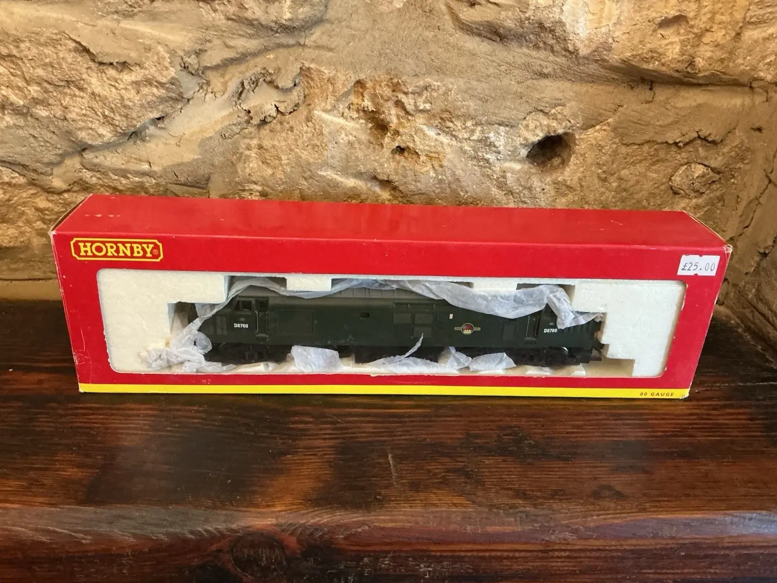 Hornby R2774A OO Gauge BR Class 37 D6700 Co-Co Diesel Locomotive Boxed