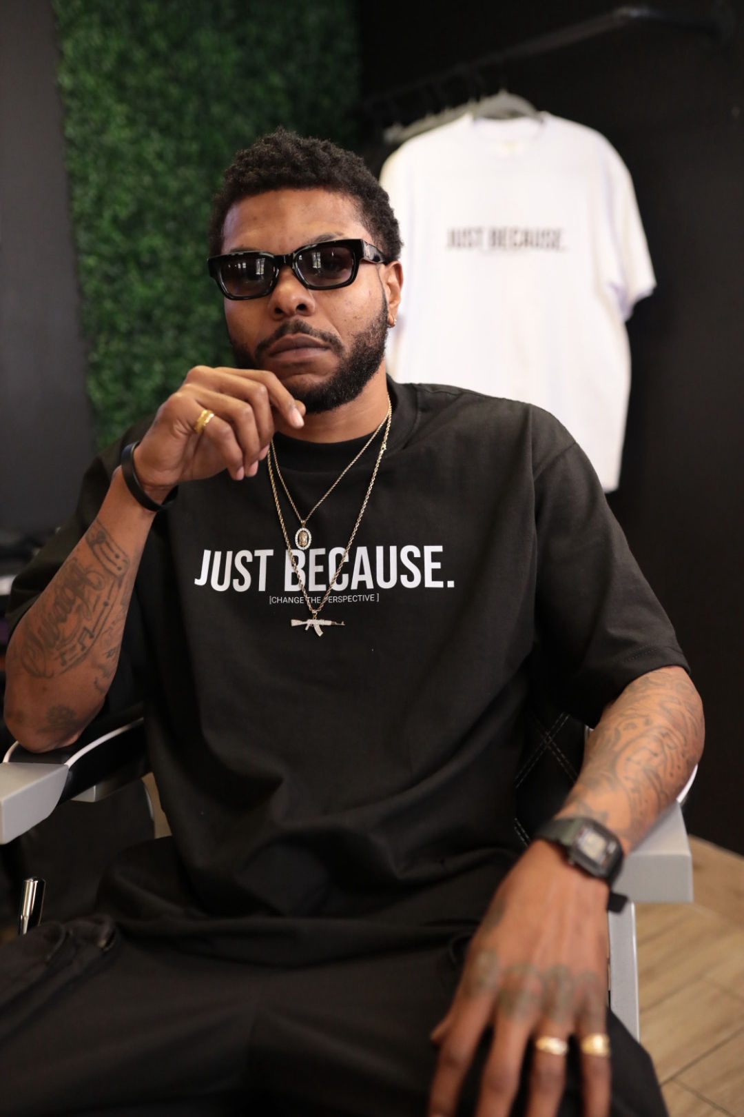 The JUST BECAUSE TEE blk