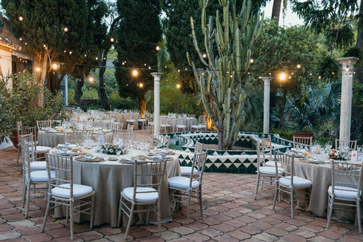 Banquete al aire libre preparado para una boda romántica en Estepona