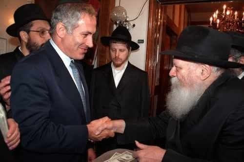 Rabino de Casa Jabad Ecuador conversando con miembros de la comunidad en un espacio espiritual