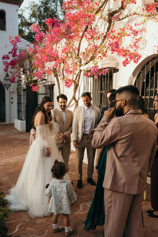 Reportaje de boda mostrando a la novia junto a los invitados durante una boda al aire libre en Estepona