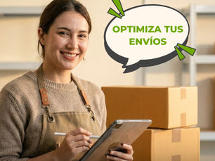 Emprendedora organizando paquetes y envíos para pyme con servicios de logística internacional de UCL Logistics.