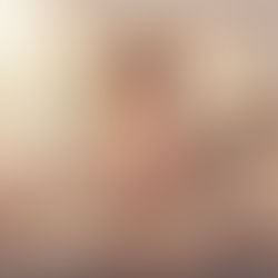 Mujer con gesto sereno conectando con sus emociones, reflejando la conexión entre salud mental y salud física.