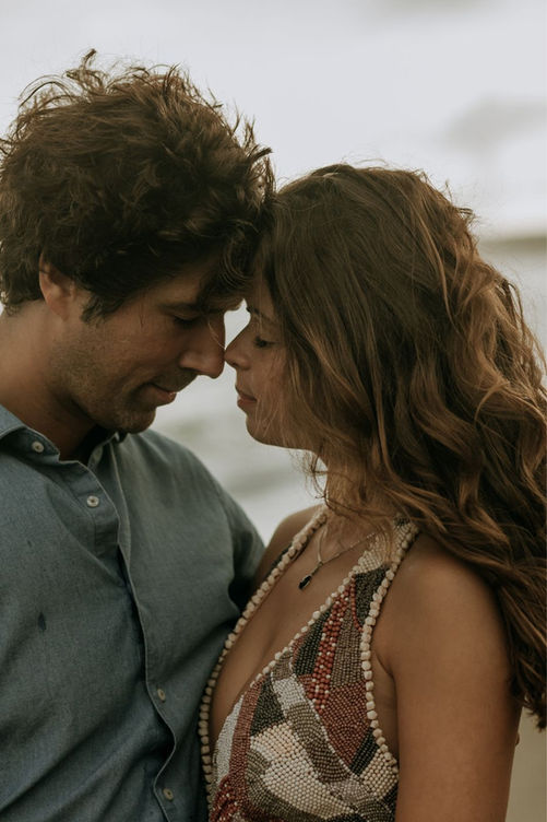 Fotógrafo de bodas en Sotogrande capturando retrato íntimo de pareja en la playa